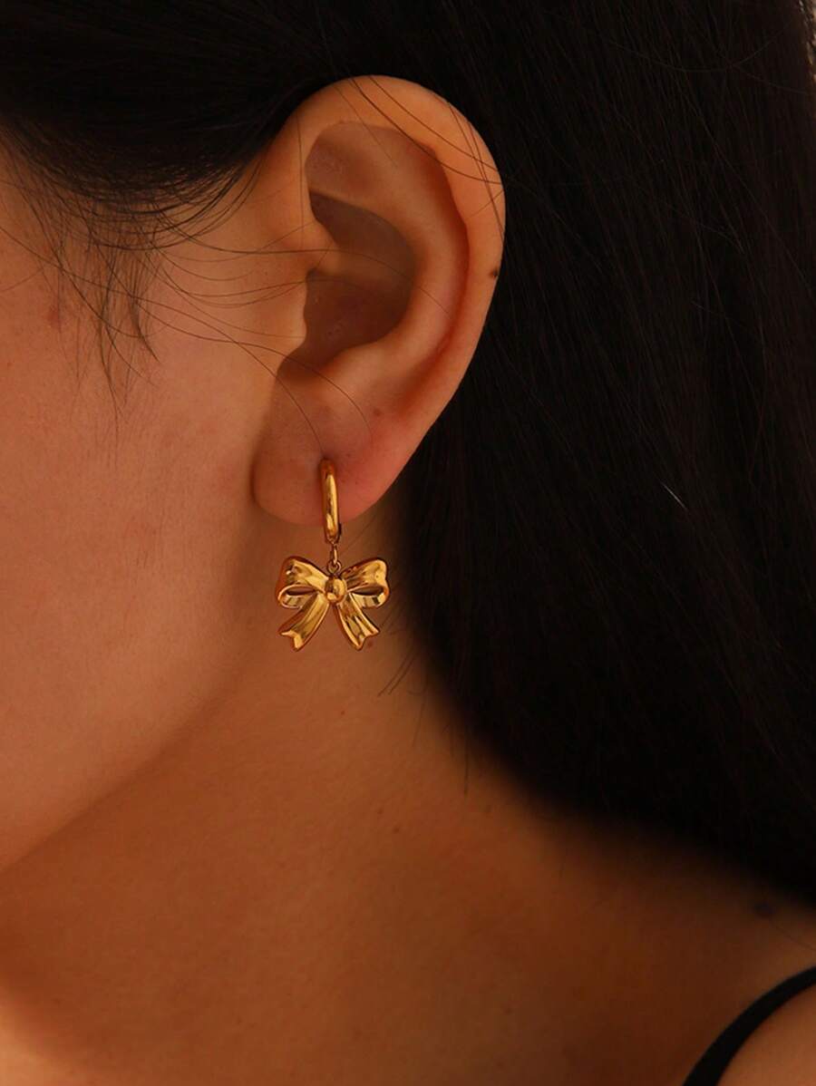 1 par de aretes minimalistas de acero inoxidable a prueba de agua y sin decoloración, con diseño elegante y lazo dorado, apropiados para uso diario de mujeres, excelente regalo para amigos