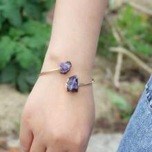 1 pieza Brazalete asimétrico de amatista natural ajustable para mujeres, con tarjeta de bendición como regalo
