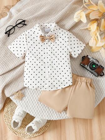 2 件套男孩绅士装，短袖波尔卡圆点衬衫，配领结和纯色短裤，时尚帅气