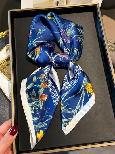 1条女士优雅复古时尚印花轻薄缎面方巾/围巾，可作头巾、围巾、披肩使用，轻盈舒适，适合日常佩戴，也可搭配头饰、长袍、配饰，适合春、夏、秋季，是母亲节、妇女节的理想礼物。