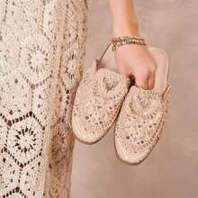 Mules con placas bordadas con motivo floral y espiral - Beis - Ver 1