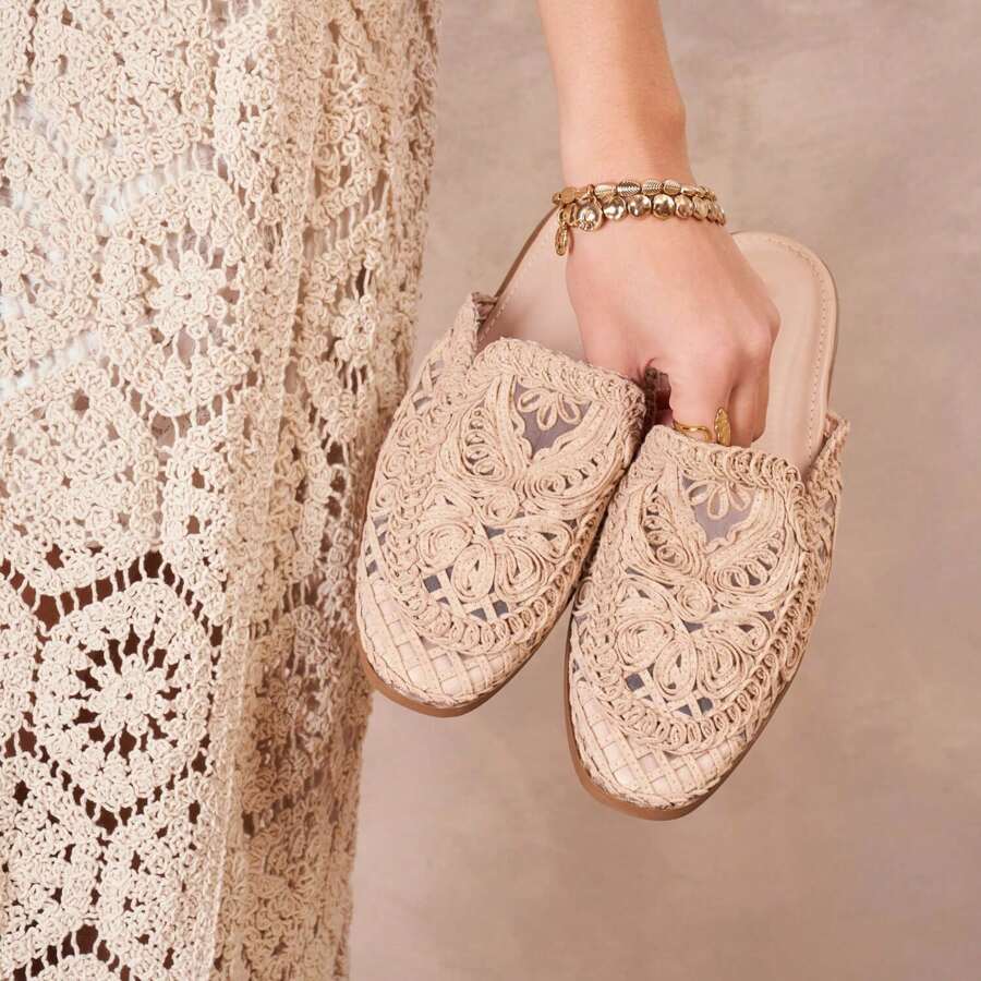Mules con placas bordadas con motivo floral y espiral - Beis - Ver 1
