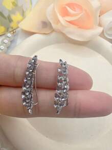 1 Pair Elegant Leaf Design Earrings With Intricate Details, Minimalist Yet Unique Style, Suitable For Women For Daily Wear And Parties