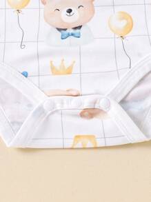 H HIBOBI Bộ 2 món cho bé trai mùa hè: Áo liền quần cổ bẻ kiểu quý ông + Quần yếm màu xanh nhạt, họa tiết gấu kẻ caro trắng xám nhạt, nơ xanh cài khuy. - Màu xanh lam - Xem 4