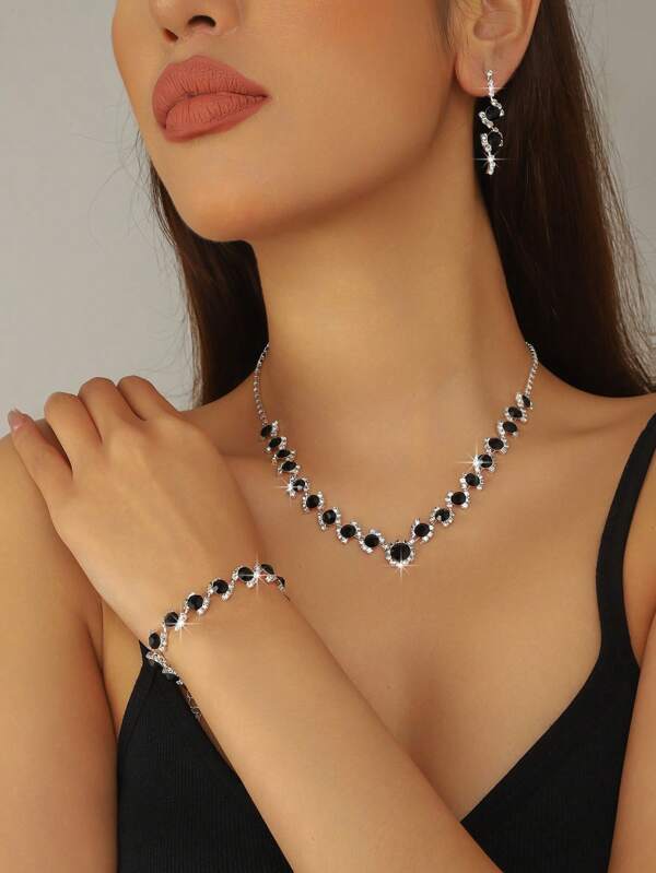 Este elegante juego de joyería de 4 piezas con diamantes negros incluye un collar, un par de aretes y una pulsera, perfecto para que las mujeres lo usen en eventos nocturnos, bodas, fiestas y talla grande.