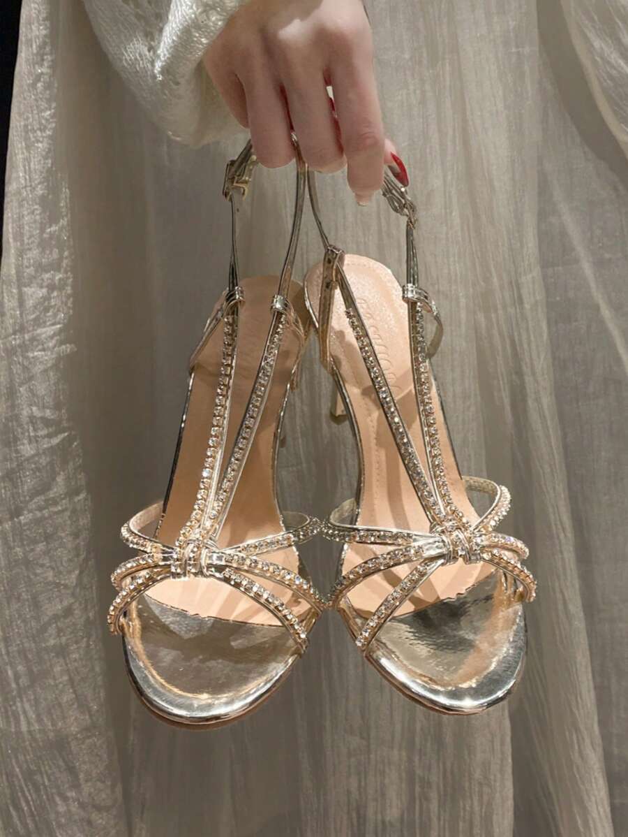 Escarpins de soirée hauts élégants en argent avec ornements de strass pour femmes