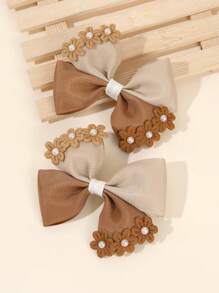 2 pièces Pinces à cheveux en forme de nœud papillon avec fleurs pour filles, pinces alligator couleur terre avec perles, barettes à ruban gros-grain élégantes, pinces à cheveux pour queue de cheval pour tout-petits, cadeau de mariage et d'anniversaire printanier, accessoires capillaires floraux pour enfants