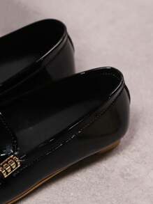 秋冬新款轻便一脚蹬休闲平底女鞋，百搭通勤日常穿着，透气真皮拼布手工蕾丝边圆头金属扣乐福鞋，黑色亮面皮革，加大码，春夏，女士运动鞋 - 黑色 - 查看 6