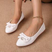 女士白色尖头平底鞋，带蝴蝶结和水钻装饰，百搭、优雅、甜美风格，适合日常通勤、购物、约会甚至小型婚礼