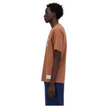 New Balance T-Shirt Met Korte Mouwen Sportswear's Greatest Hits voor Man in kleur Marron ✅ Levering binnen 3-5 dagen