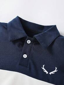 Set de 2 piezas compuesto por camiseta con cuello polo de manga corta con combinación de colores y pantalón corto informal tipo deporte para niño, estampado de ciervos, para verano