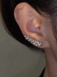 1 Pair Elegant Leaf Design Earrings With Intricate Details, Minimalist Yet Unique Style, Suitable For Women For Daily Wear And Parties