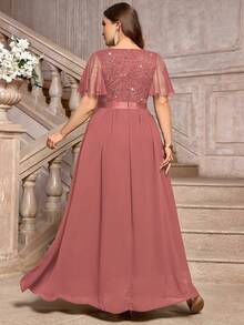 Große Größen Abendkleid mit tiefem V-Ausschnitt, Pailletten, Spitze, Rüschen, Mesh-Ärmeln und Chiffon-Kontrast