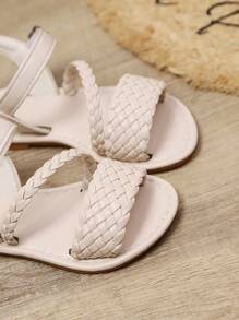 1 par de sandalias planas para niñas y niños pequeños de talla grande en color marfil. Sandalias tipo Romano con diseño de trenzado de PU de unicolor, correa ajustable con hebilla, puntera redonda y abierta, aptas para uso casual, vacaciones, primavera/verano 2025, de 3 a 16 años de edad.