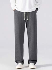 1 条男士宽松时尚运动长裤，采用休闲简约纯色阔腿设计，腰部抽绳，大口袋，适合日常散步、工作、旅行等。