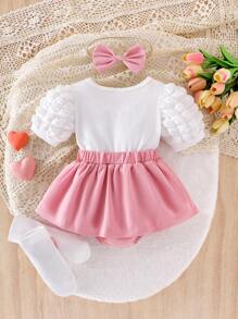 Bộ 4 món dễ thương cho bé gái: Đầm liền thân thêu hình trái tim và nơ trang trí eo màu tương phản kèm băng đô và 1 đôi tất trang trí nơ 3D - Hồng - Xem 3