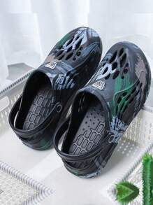 Nuevas zapatillas huecas para hombres, zapatos de interior de suela blanda antideslizantes, calzado casual tipo slip-on para la playa