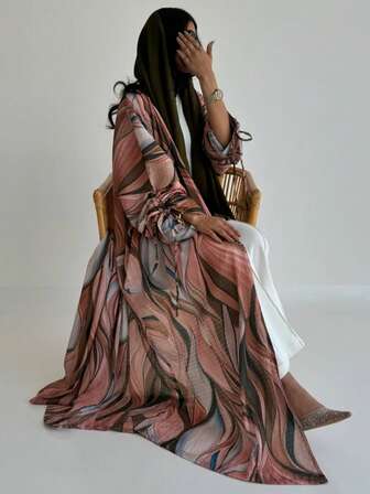 这款女士优雅经典的简约套装，采用数码印花图案，袖口饰有系带波西米亚风长袍，尽显优雅精致的风格。适合所有季节和文化活动，也适合日常和正式场合，是派对等各种场合的理想之选。