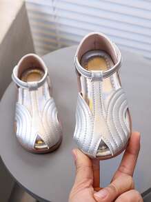 A Pair Of New Children's Sandals For The Summer Of 2025. They Are Baby Sandals With A Closed-Toe Design, Soft Soles, Suitable For The Beach. They Are Girls' Shoes With Hook And Loop Fastenings.