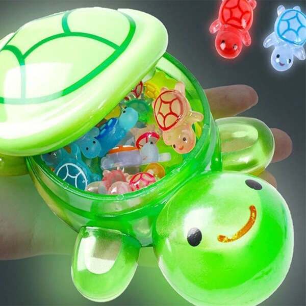 Adorno colorido de tortuga que brilla en la oscuridad (requiere absorber luz UV), se puede usar como decoración del hogar en escritorios, alféizares, etc. También es apto para decoraciones de fiestas para crear una atmósfera alegre. Un excelente regalo para los amantes de las tortugas y regalos de cumpleaños (el caparazón de la tortuga no brilla)