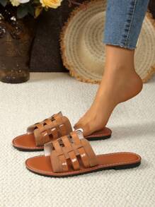 Sandalias planas huecas de moda para el verano 2025 con tiras para mujer