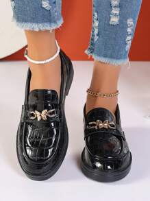 2025 Wiosna/Lato Nowe Brytyjskie Czarne Płaskie Mokasyny Wsuwane, Wygodne Modne Tłoczone Wzór Z Motylową Metalową Klamrą Uniwersalne Błyszczące Niskie Obcasy Casualowe Oksfordy Do Wyjścia Na Zewnątrz I Do Nauki Minimalistyczne Dopasowanie