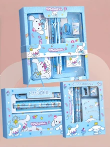 Sanrio Autorisé par Sanrio Ensemble de papeterie mignon de chien Melody Cinnamon de Sanrio. Fournitures scolaires pour garçons et filles - crayons et boîte de rangement pour crayons, gomme, taille-crayon, règle, cahier. Cadeaux pour la rentrée, Halloween, Noël (la conception et la couleur de la boîte cadeau peuvent varier selon les différents lots de production)