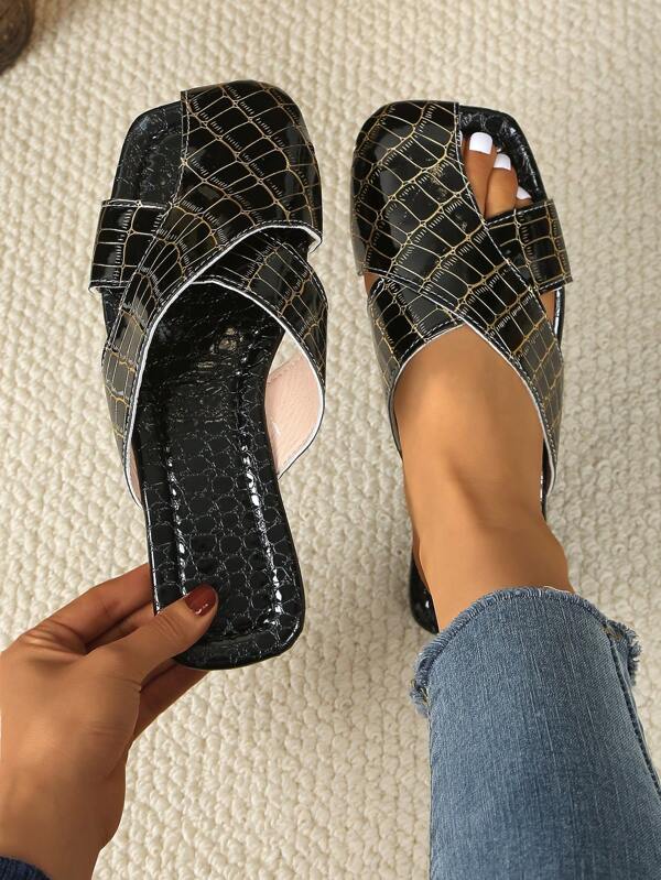 Sandalias planas de mujer de con diseño hueco y punta cerrada, sandalias versátiles y fáciles de poner para el verano