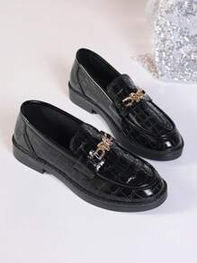 2025 Wiosna/Lato Nowe Brytyjskie Czarne Płaskie Mokasyny Wsuwane, Wygodne Modne Tłoczone Wzór Z Motylową Metalową Klamrą Uniwersalne Błyszczące Niskie Obcasy Casualowe Oksfordy Do Wyjścia Na Zewnątrz I Do Nauki Minimalistyczne Dopasowanie