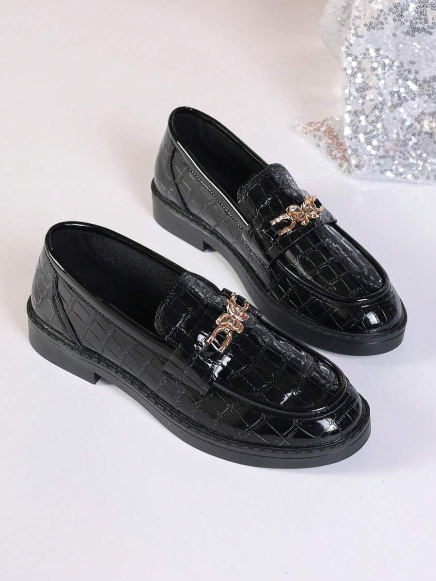 2025 Wiosna/Lato Nowe Brytyjskie Czarne Płaskie Mokasyny Wsuwane, Wygodne Modne Tłoczone Wzór Z Motylową Metalową Klamrą Uniwersalne Błyszczące Niskie Obcasy Casualowe Oksfordy Do Wyjścia Na Zewnątrz I Do Nauki Minimalistyczne Dopasowanie