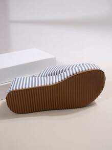 2025 年最新时尚女鞋，彩色条纹图案，圆头厚底坡跟凉鞋，高防水穆勒鞋，舒适百搭，适合居家或户外穿着，优雅独特，适合聚会、约会 - 白藍條紋 - 查看 9