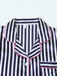 2 件套缎面睡衣套装，黑白条纹口袋草莓印花短袖领上衣和蝴蝶结短裤女士家居服 - 黑與白 - 查看 3