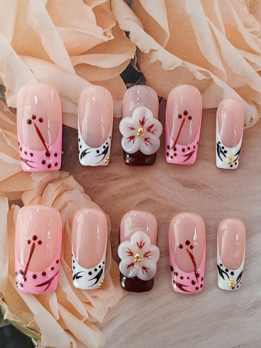 10片纯手工按压式指甲，手工凸起小花，手绘线条，小圆点，小金球。适合日常休闲度假，出席宴会、聚会、舞会等活动时均可佩戴。