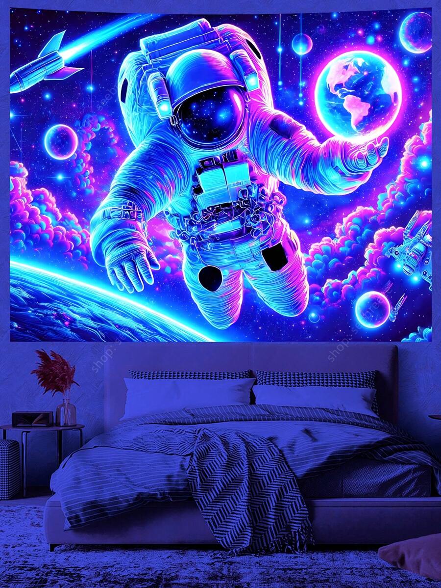 宇航员在太空中抱着行星 UV 反应挂毯宇宙探索墙壁艺术用于卧室客厅装饰天体冒险设计非常适合营造舒适的家居美学和梦幻氛围 - 彩色 - 查看 1