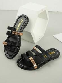 Kinderschoenen 2025 Zomer Nieuwe Mode All-In-One Ronde Neus Strandkleding Een Slip-Off Teen Platte Antislip Sandalen
