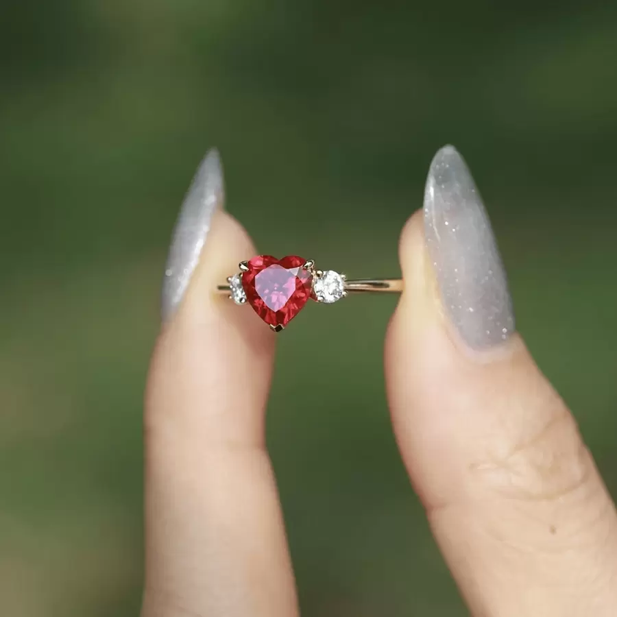 时尚心形石榴戒指，镀有可爱的玫瑰金水钻，适合女性佩戴，适合在节日期间搭配任何高端珠宝佩戴 - 金色 - 查看 1