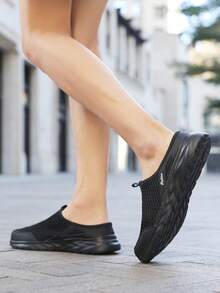 زوج من أحذية رياضية كاجوال قابلة للانزلاق مصنوعة من شبكة تنفس للرجال، خفيفة الوزن ومريحة (المقاس يميل للصغر، يرجى طلب مقاس أكبر بمقدار مقاس واحد) - الأسود - مشاهدة 4