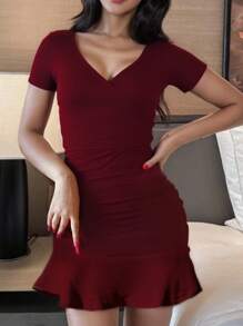 Vestido corto ajustado de unicolor con escote en V, manga corta, volantes y bajo de cola de sirena en estilo Y2K casual y sexy para mujer - Vestido elegante para fiestas y atuendo de verano - vino tinto - Ver 7