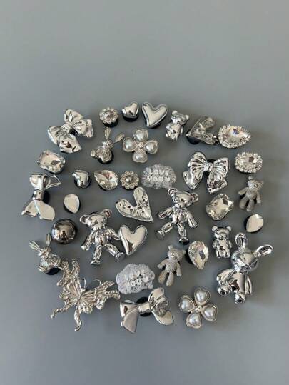 20 piezas de charms de oso con lazo metálico plateado aleatorio, diseño unisex