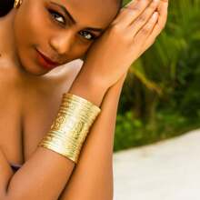 1 件宽 C 形手链，带 3D 纹理印花，复古夸张设计，适合女士