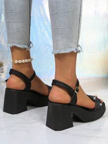 2026新款轻便厚底褶皱时尚高跟凉鞋，柔软网面材质，轻便时尚增高凉鞋，四季皆宜，大码女款轻便时尚增高凉鞋，舒适美观性感低价女凉鞋，高跟凉鞋，坡跟凉鞋，防水厚底设计，金色搭扣，尺码偏大半码，搭扣位置可调节