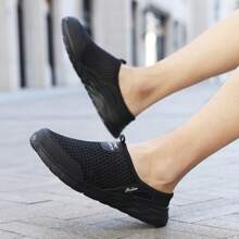 1 Pair Men's Breathable Mesh Slip-On Athletic Casual Travel Shoes, Lightweight And Comfortable (Size Runs Small, Please Order One Size Up) - Black - View 2