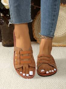 Sandalias planas huecas de moda para el verano 2025 con tiras para mujer