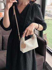 Nowa modna prosta uniwersalna plisowana tkana torebka PU z blokowaniem kolorów na ramię, jednokolorowa chmurka z wisiorkiem, swobodna, elegancka