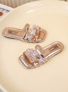 1 双女童蝴蝶平底一脚蹬凉鞋，适合夏季户外