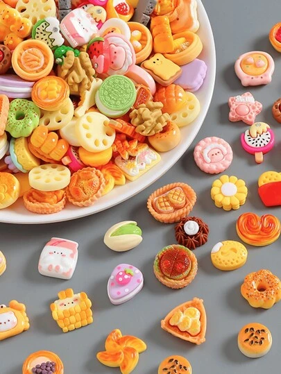 100个可爱树脂迷你仿真食物装饰配件，款式随机，适合DIY手机壳、冰箱贴、汽车内饰装饰，夏季/学校主题，颜色和款式随机。