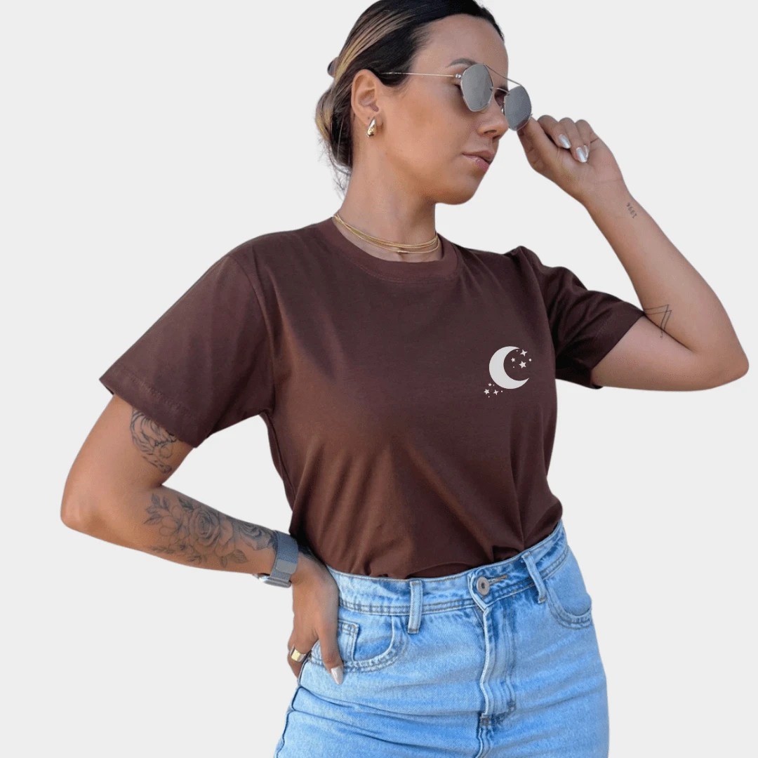 Camiseta Feminina Delicada Estamp Lua Estrelas Céu Manga Curta Gola Redonda - Marrom - Visão 1