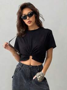 قميص رياضي كاجوال للنساء، تيشيرت رياضي أسود مطابق للشكل مع حلقة معدنية وثقوب، موضة رياضية - الأسود - مشاهدة 3