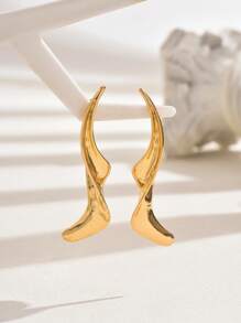 一对性感夸张的金色几何造型耳环，包含羽毛、S形、不对称水滴形、蝴蝶结、镂空圆环、几何线条、不对称圆形吊坠、锥形吊坠、花朵吊坠等多种造型，合金电镀简约长款耳环，百搭设计提升您的时尚品味，适合日常佩戴和派对场合，专为优雅迷人的女性打造。 - 金色 - 查看 2