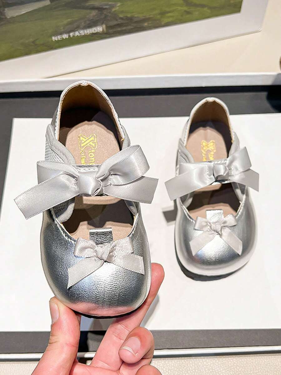 女童皮鞋 2025 年新款春秋季可爱蝴蝶结时尚公主鞋软底平底鞋 - 銀色 - 查看 1